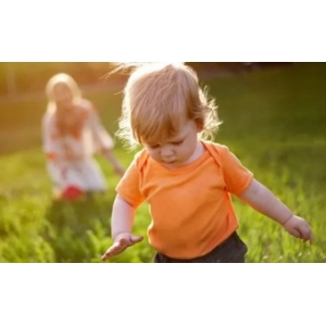 九个月小孩扶着东西站起来有影响吗 小孩扶着东西站起来要注意什