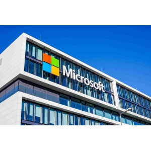  微软CEO纳德拉亲自督战AI产品开发，科技巨头人才争夺战升级