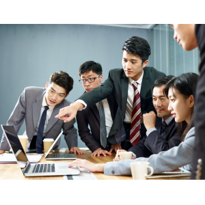 AI重塑职场版图：结构性裁员与“人机共生”时代同步上演