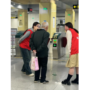 寒潮中的暖心接力 杭州地铁站陌生人爱心帮扶暖人心