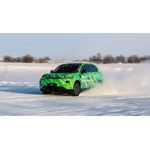 零跑D19完成全球首次冰雪同侧双轮爆胎实测 树立新能源冬季安全标杆